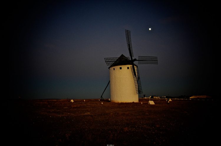 Cristiano Denanni Fotografo Reporter Viaggio Mulini Vento Mancha Spagna Landscape Luna