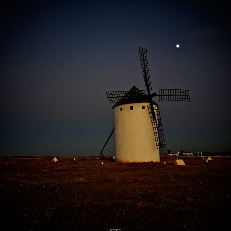 Cristiano Denanni Fotografo Reporter Viaggio Mulini Vento Mancha Spagna Landscape Luna