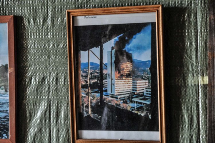 Sarajevo Bosnia Erzegovina Cristiano Denanni Reporter Guerra Assedio Parlamento Incendiato