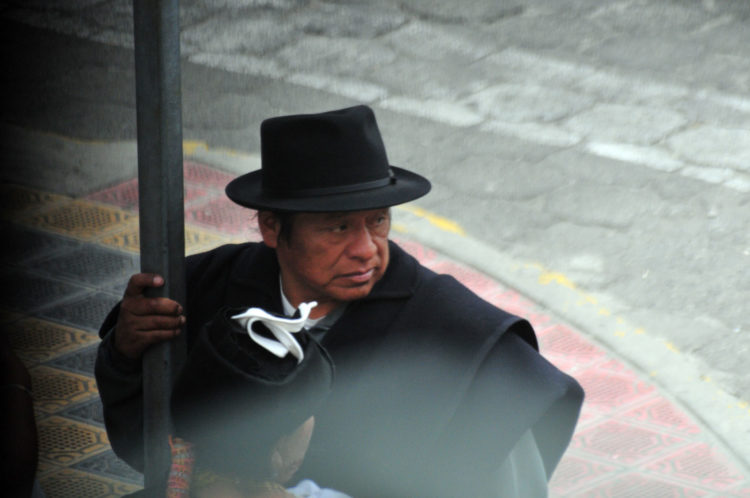 Quechua Mercato artigianato Otavalo Ecuador Cristiano Denanni reportage Fatto Quotidiano