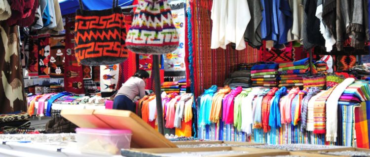 Tessuti colori Mercato artigianato Otavalo Ecuador America Latina Cristiano Denanni reportage viaggio