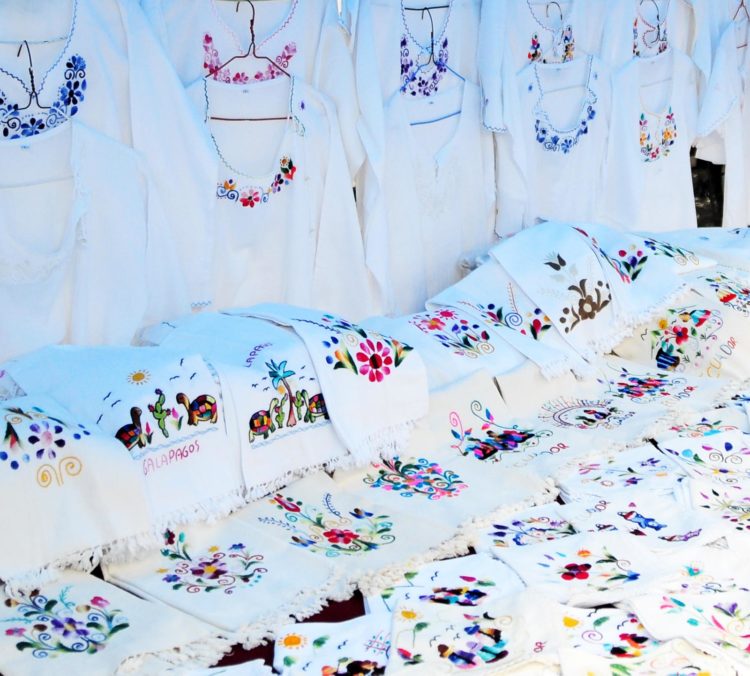 Bianco Camicie Mercato artigianato Otavalo Ecuador Denanni reporter viaggi