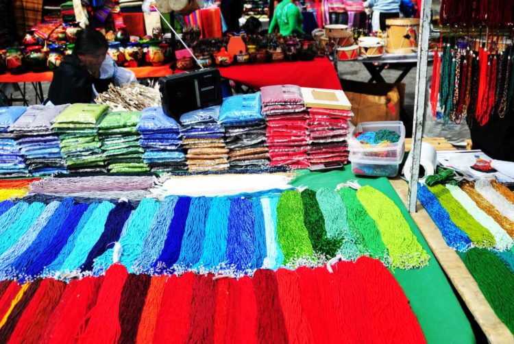 Mercato artigianato Otavalo Ecuador Colori e Tessuti Denanni reporter