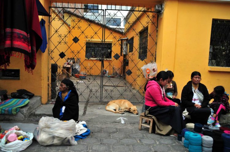 Mercato artigianato Otavalo Ecuador Cane addormentato Cristiano Denanni viaggiatori solitari