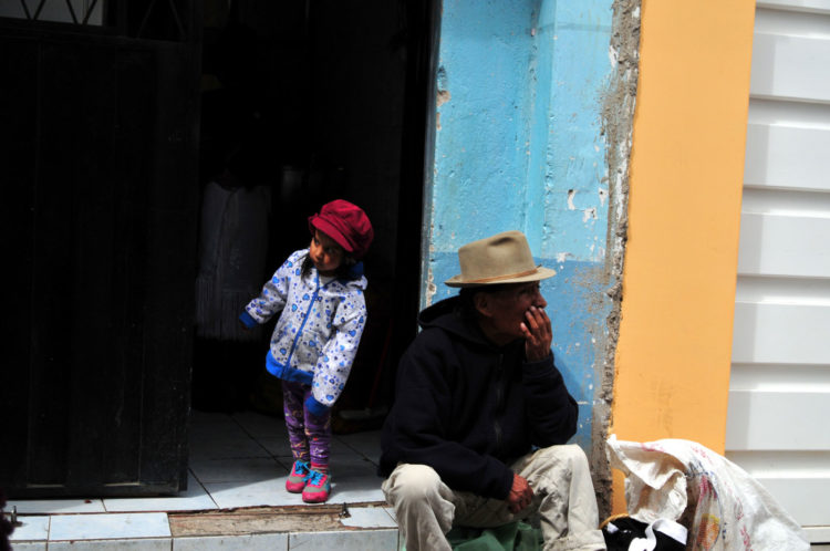 Mercato artigianato Otavalo Ecuador Bambina Denanni reporter