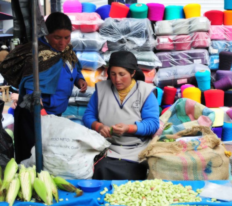Mercato artigianato Tessuti Donne Quechua Otavalo Ecuador America Latina Cristiano Denanni reportage viaggi