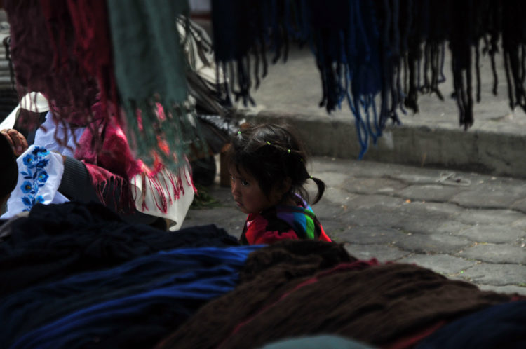 Bambina Quechua Mercato artigianato Otavalo Ecuador Cristiano Denanni reporter viaggi