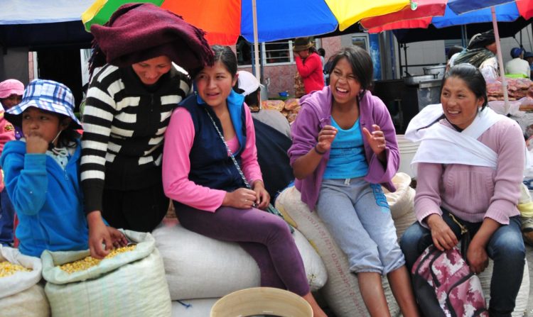 Ragazze sorridenti Mercato artigianato Otavalo Ecuador Denanni reporter