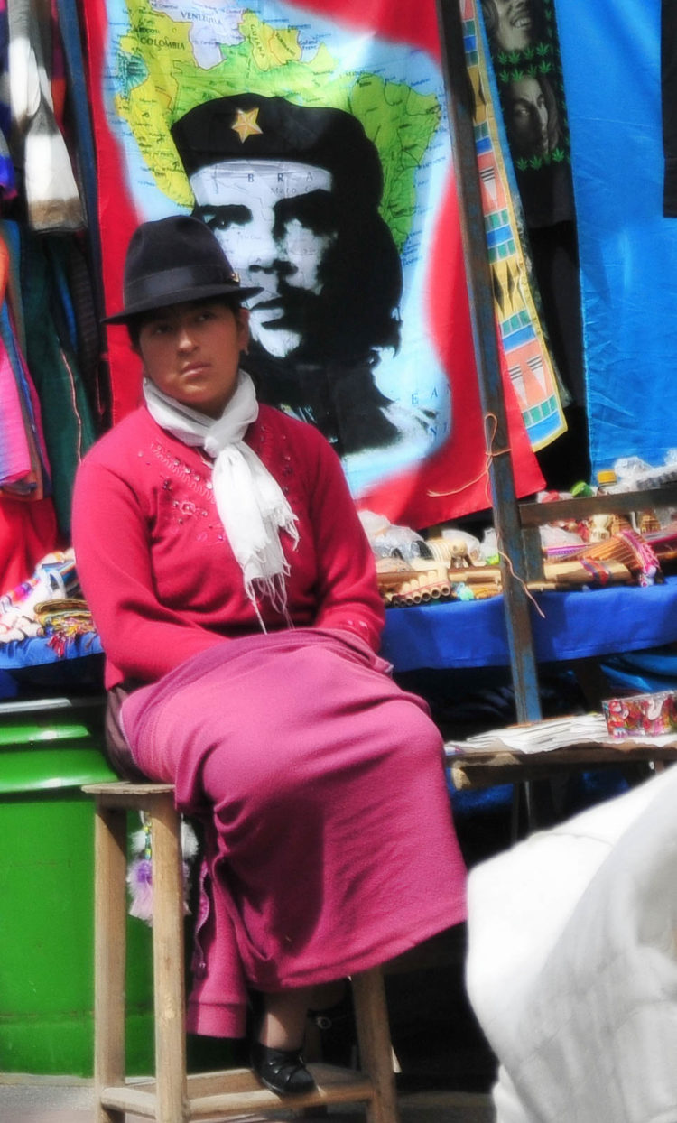 Mercato artigianato Otavalo Ecuador Sudamerica Che Guevara Cristiano Denanni reportage