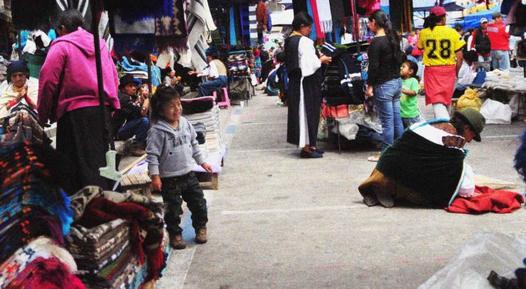 Bambini Mercato del sabato Otavalo Ecuador Cristiano Denanni reporter