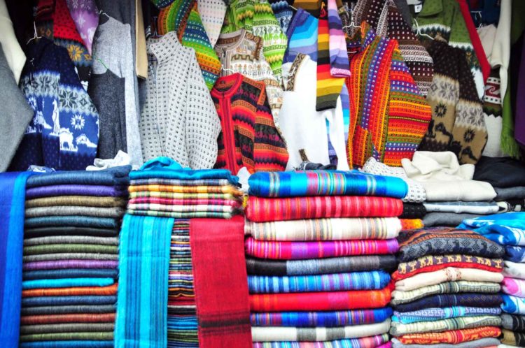 Tessuti Colori Mercato artigianato Otavalo Ecuador Cristiano Denanni viaggi Fatto Quotidiano