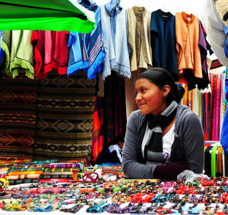 Ragazza Quechua Mercato artigianato Otavalo Ecuador Cristiano Denanni