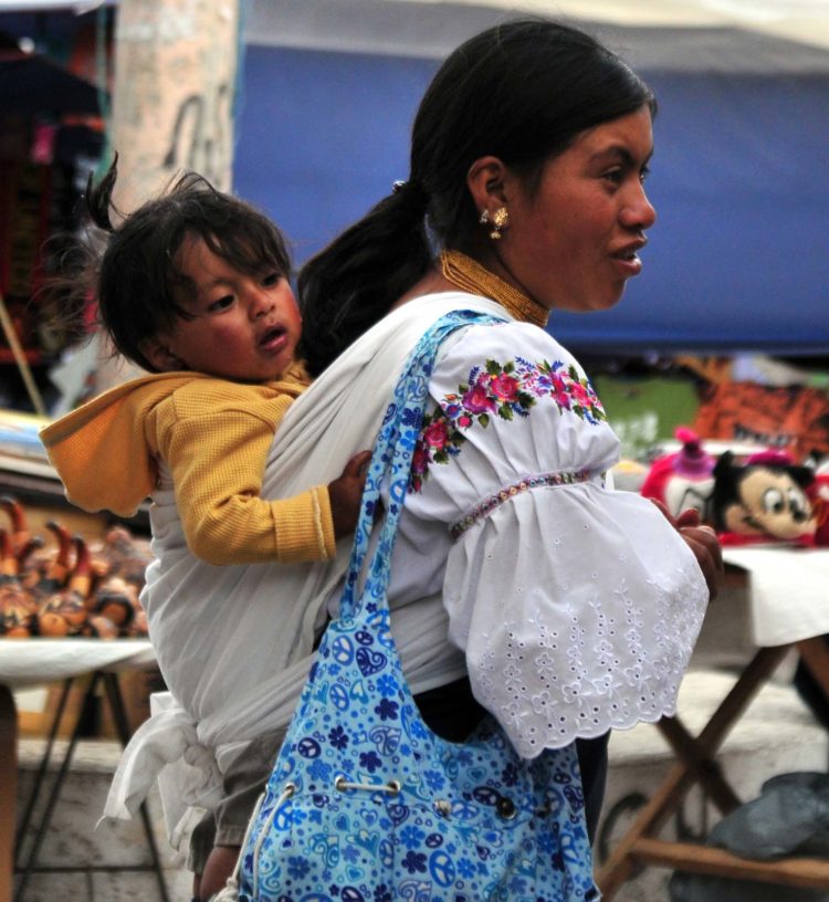 Mamma Bambino Mercato artigianato Otavalo Ecuador America Latina Cristiano Denanni reporter
