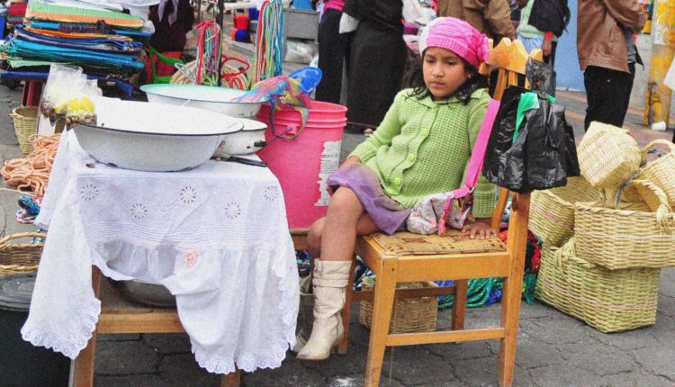 Bambina Tovaglie Mercato artigianato Otavalo Ecuador Cristiano Denanni reporter