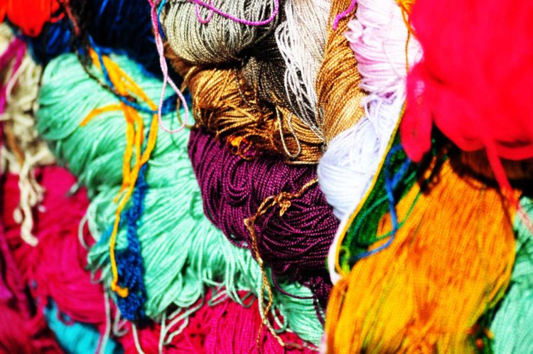 Colori Mercato artigianato Otavalo Ecuador Sudamerica Cristiano Denanni reportage tessuti