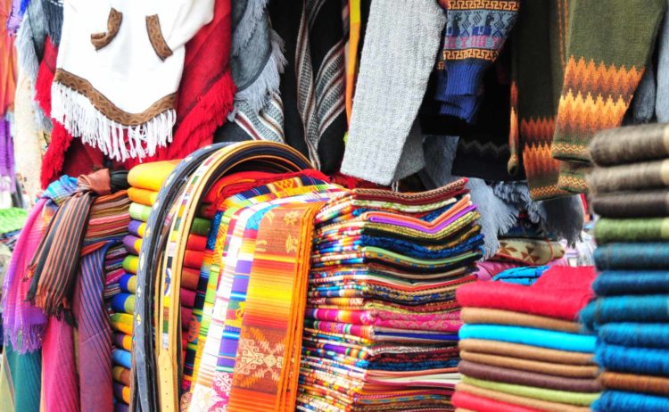Sciarpe Tessuti Colori Mercato artigianato Otavalo Ecuador Cristiano Denanni reportage Fatto Quotidiano