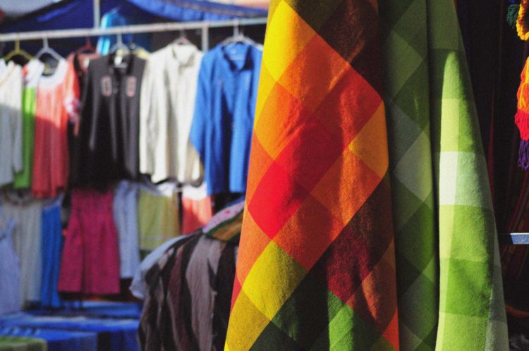 Mercato artigianato Otavalo Ecuador Camicie colore Cristiano Denanni