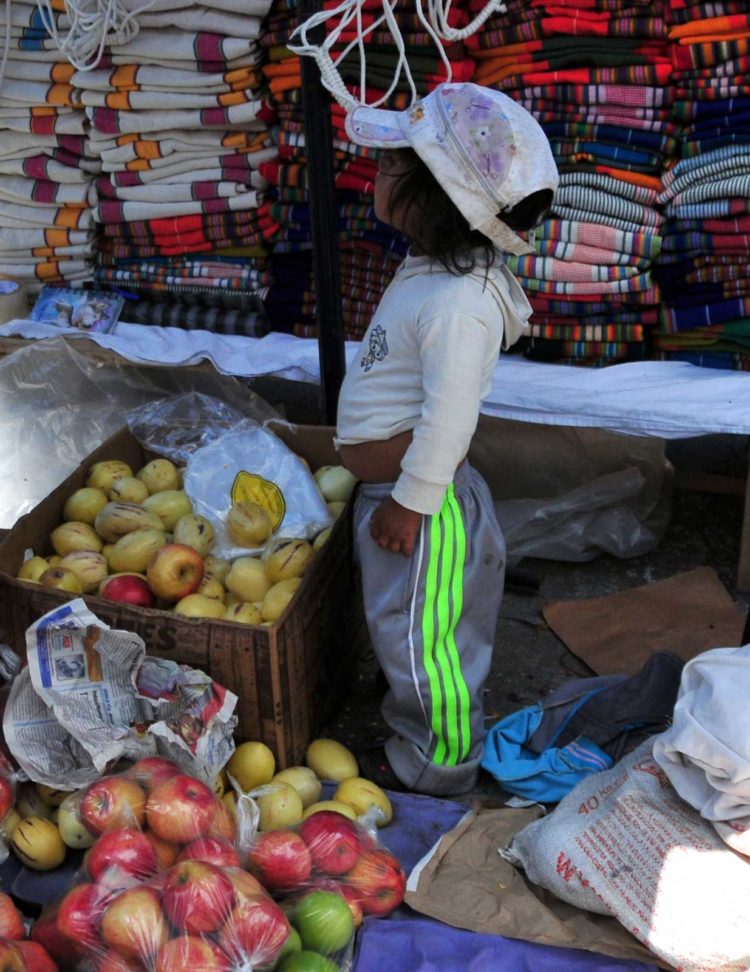 Bambini Mercato frutta Otavalo Sudamerica Cristiano Denanni fotografia