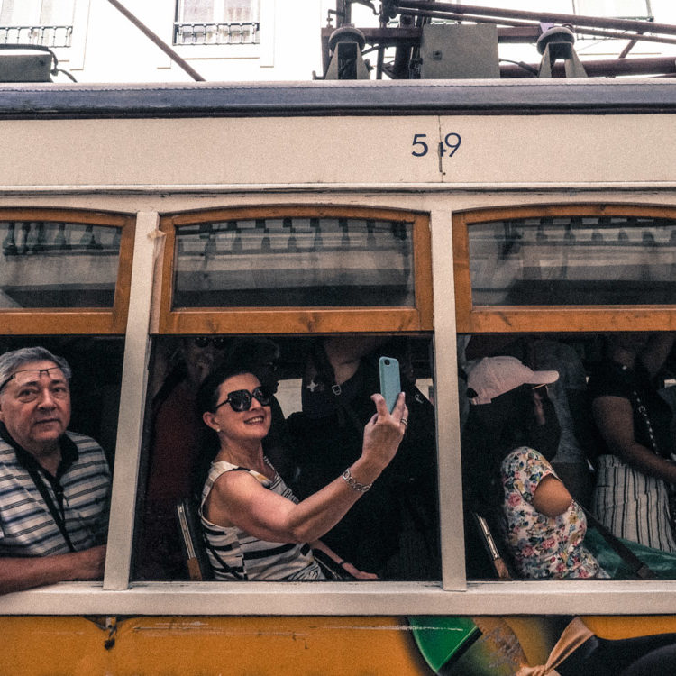 Denanni reportage Portogallo Lisbona turisti e selfie sul tram 28