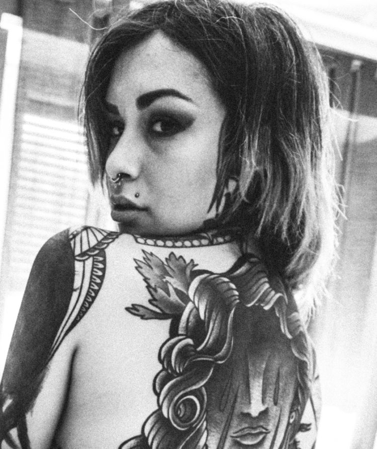book fotografico tatoo suicide girl torino bianco e nero modella