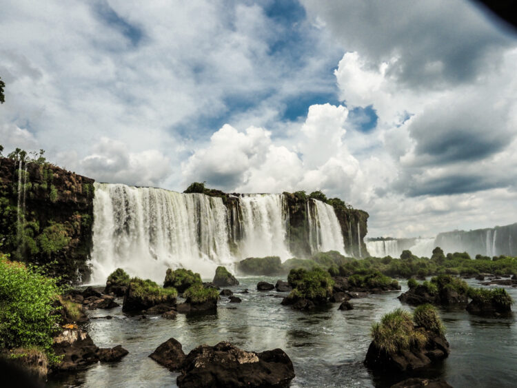 Cataratas de Iguazù Argentina Brasile Paraguay Cielo blu Landscape