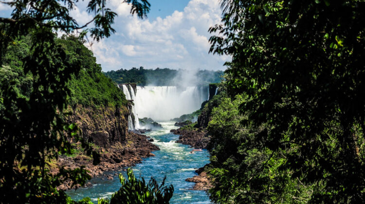 Avvicinandosi alle cascate di Iguazù Argentina Brasile Paraguay