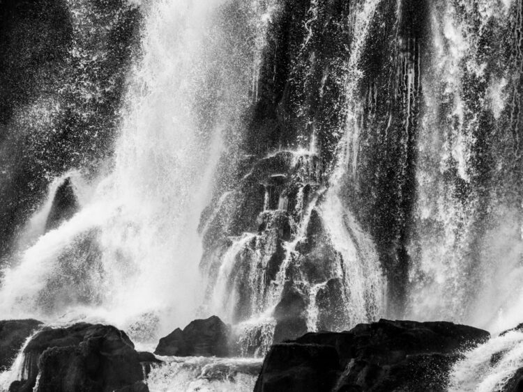 Cataratas de Iguazù Argentina Brasile Paraguay Scroscio d'acqua bianco e nero
