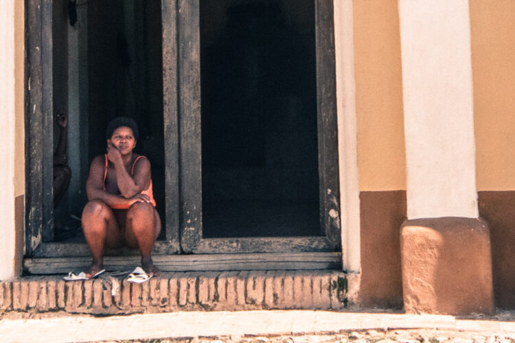 Reportage di viaggio Cuba Trinidad donna seduta all'ombra
