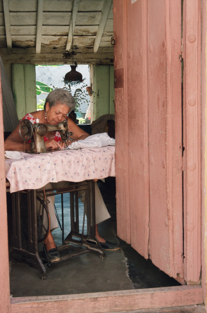 Reportage di viaggio Cuba Trinidad donna alla macchina da cucire