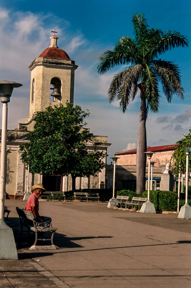 Reportage di viaggio Cuba Trinidad uomo in piazza