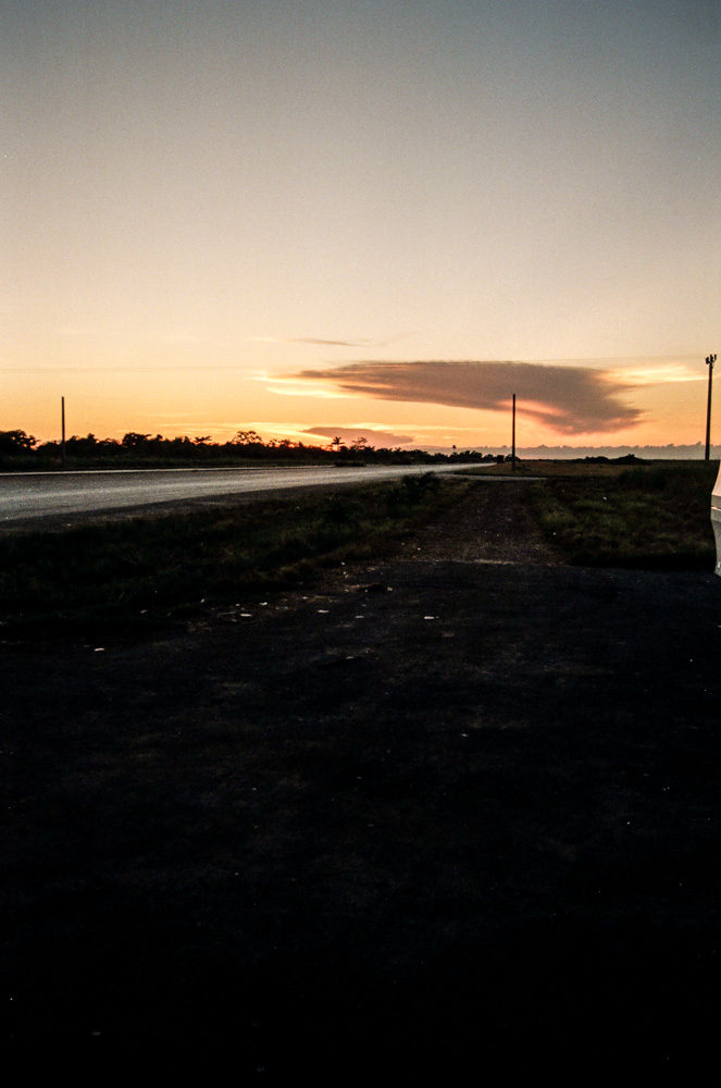 Reportage di viaggio Cuba tramonto lungo la strada di campagna