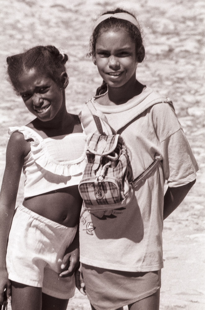 Reportage di viaggio Cuba Trinidad bambine in posa