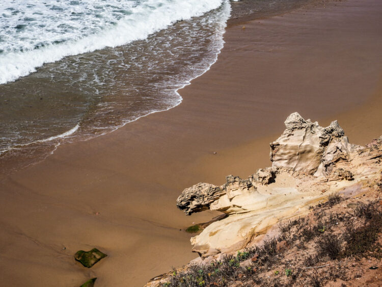 Spiagge sabbia e onde sull'Oceano Atlantico in Algarve