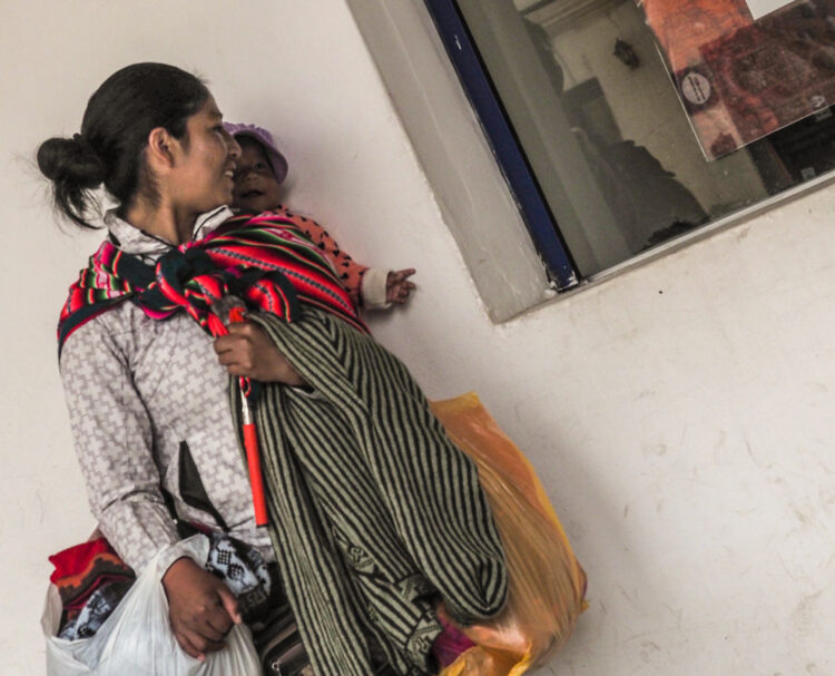 Cristiano Denanni Reportage in Sud America Cusco Perù donna india con figlio