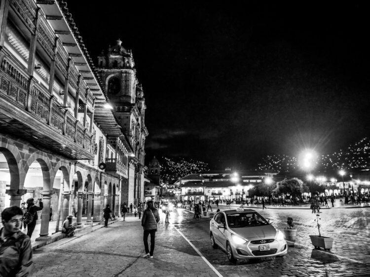 Cristiano Denanni Reportage in Sud America Cusco Perù plaza de armas bianco e nero