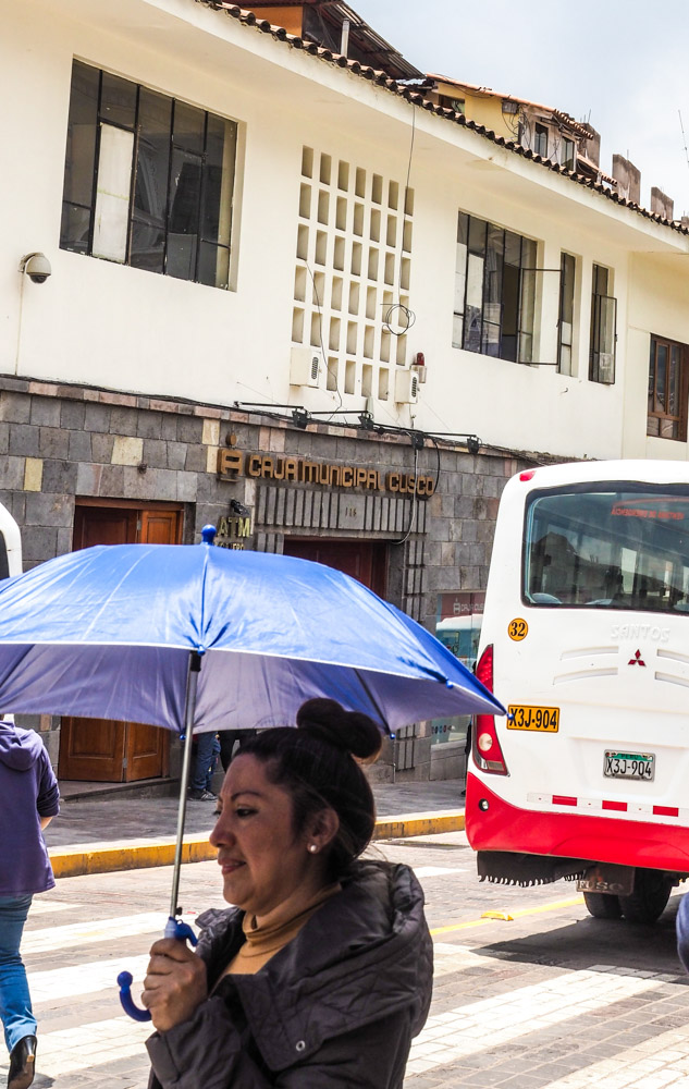 Cristiano Denanni Reportage in Sud America Cusco Perù ragazza con ombrello