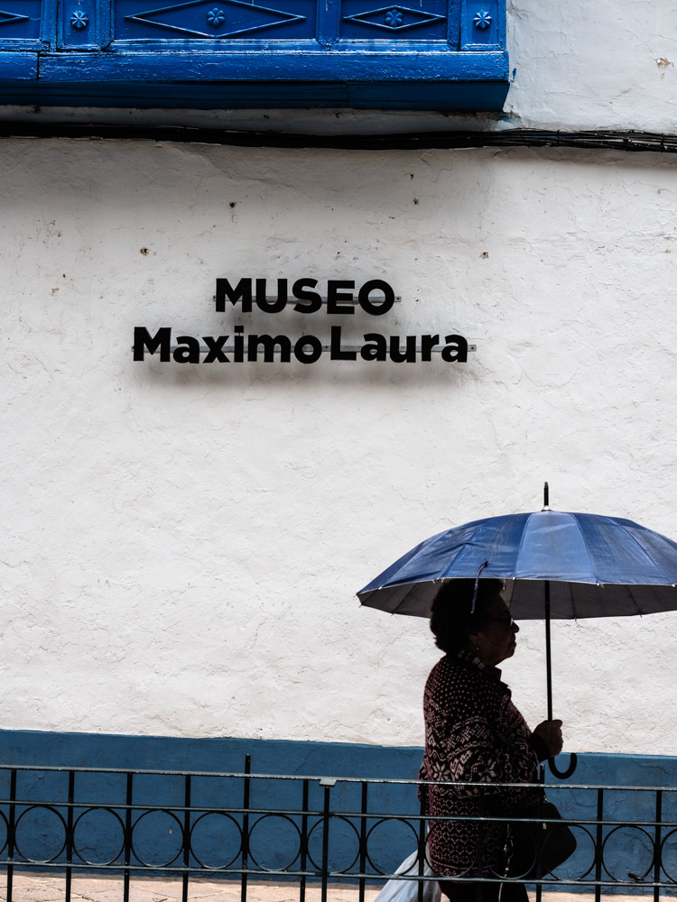 Cristiano Denanni Reportage in Sud America Cusco Perù Donna con ombrello