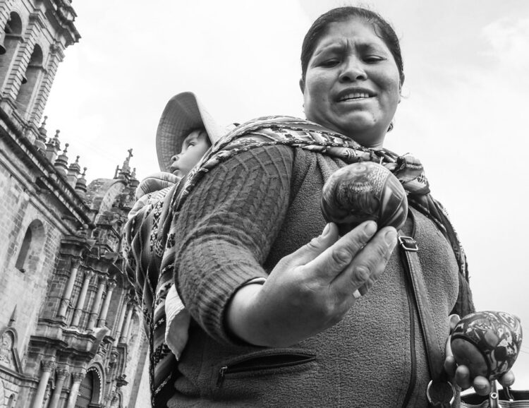 Cristiano Denanni Reportage in Sud America donna con bambino Cusco Perù