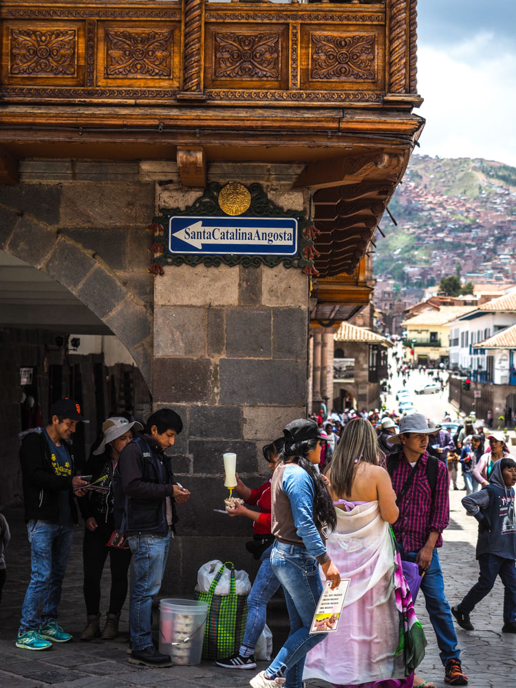 Cristiano Denanni Reportage in Sud America Cusco Perù folla per strada