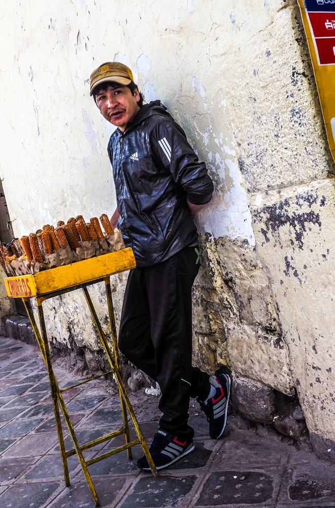 Cristiano Denanni Reportage in Sud America Cusco Perù venditore di strada