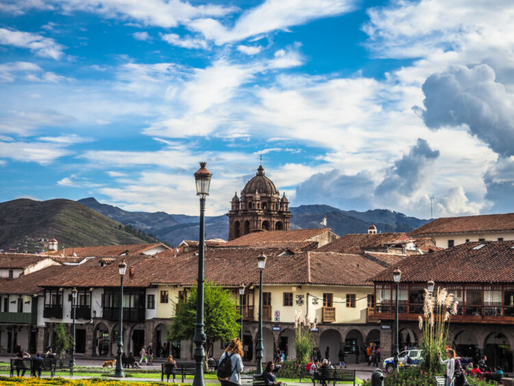 Cristiano Denanni Reportage in Sud America Cusco Perù plaza de armas e cielo azzurro