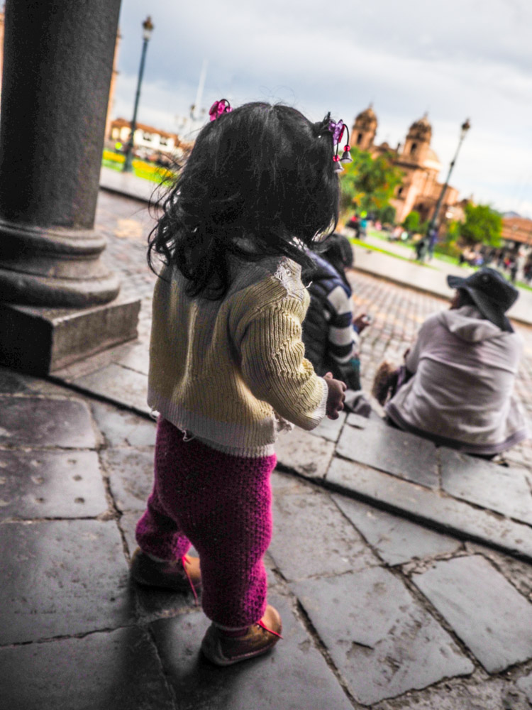 Cristiano Denanni Reportage in Sud America Cusco Perù bambina in plaza de armas