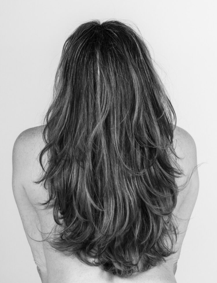 Servizio fotografico nudo artistico bianco nero in studio capelli